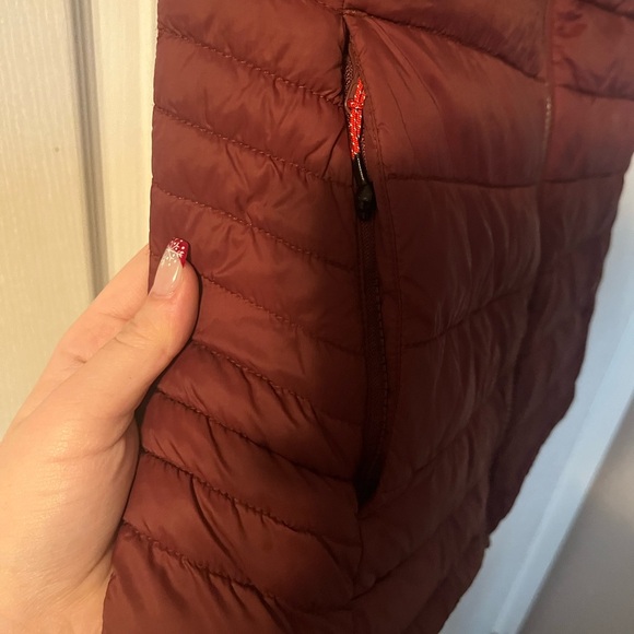 Wind River Women's Burgundy Puffer Vest Small - Picture 5 of 7